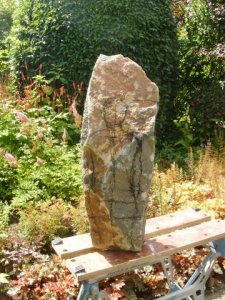 Vrouw in zon (ruwe steen)